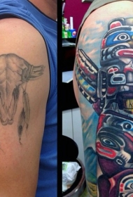 肩部有趣的彩色塑像部落纹身图案