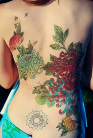 背部传统的彩绘菊花纹身图案