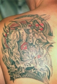 背部邪恶的生物纹身图案