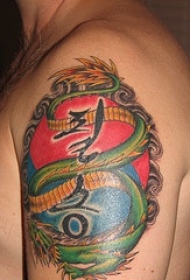 大臂经典青龙与字符彩色纹身图案