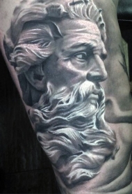 黑白海神雕像写实手臂纹身图案