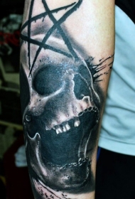 手臂逼真头骨与五角星纹身图片