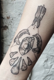 雕刻风格黑色石头和骨骼纹身图案