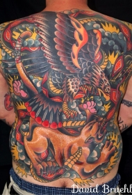 满背日本传统风格多彩的鹰纹身图案