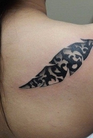 女生背部黑色的部落羽毛纹身图案