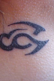 黑人部落花纹颈部纹身图案