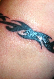 手臂黑色小部落图腾纹身图案