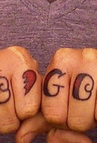 手指彩色字母花体纹身图案