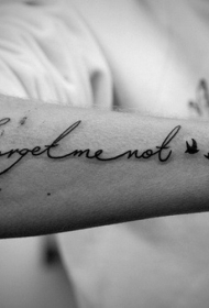 手臂英文字母和小鸟类简约纹身图案