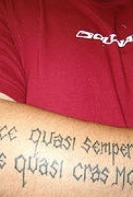 手臂中世纪风格拉丁文字纹身图片