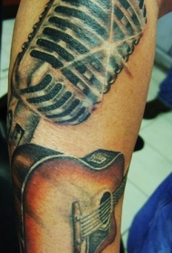 手臂彩色逼真的闪光麦克风吉他纹身