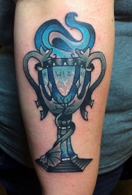 手臂老派风格的彩色大杯子纹身图案