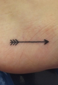 脚后根上的小可爱箭头纹身图案
