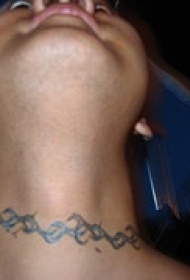 女性脖子彩色藤蔓纹身图案