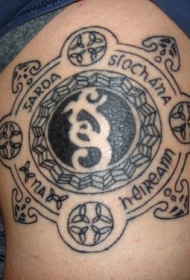 肩部黑色爱国爱尔兰风格符号纹身