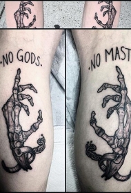 小腿雕刻风格黑色字母与骷髅手纹身图案