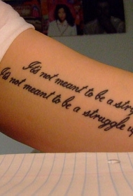 大臂黑白的英文字母纹身图案