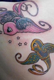 肩部彩色可爱的小鸟纹身图案