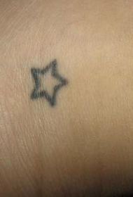 手腕简单五角星纹身图案