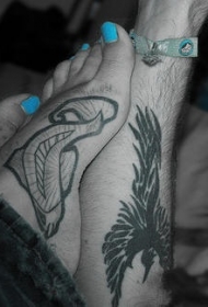 女性脚背个性鱼与凤凰纹身图案