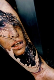 小臂现实主义风格彩色女生脸纹身图案