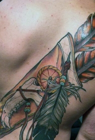 背部丰富多彩的印度箭袋和羽毛纹身图案