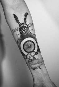 小臂黑色神秘生物字母纹身图案