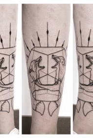 小腿奇怪的黑色狐狸与几何纹身图案
