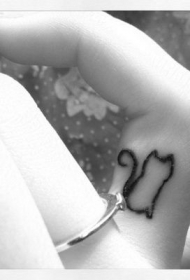 手指上的一只猫纹身图案