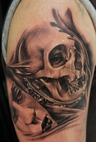 肩部黑灰骷髅与女人纹身图案