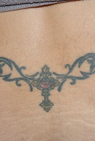 腰部黑色图腾和十字架纹身图案