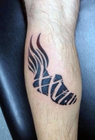 小腿黑色运动鞋与火焰纹身图案