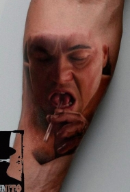 手臂逼真的莱昂纳多·迪卡普里奥肖像纹身