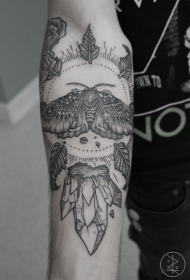 手臂点刺黑白蝴蝶与树叶碎石纹身图案