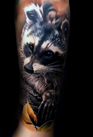彩色可爱的浣熊叶色纹身图案