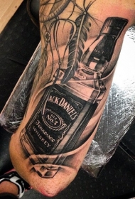 手臂非常写实的酒瓶羽毛纹身图案