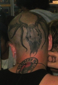 男性头部可怕的蜘蛛怪和圆形标志纹身