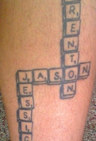 腿部灰色儿童游戏中的名字纹身