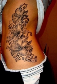 腰侧黑色墨水异国情调的鲜花与字母纹身