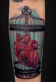 彩色的鸟笼和心脏纹身图案