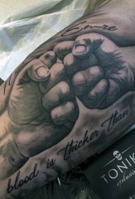 手臂甜美的设计黑白拳头字母纹身图案
