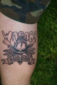 腿部棕色骷髅头字母纹身图片