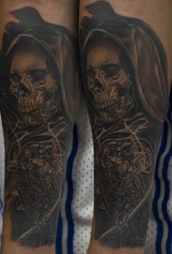 逼真的黑色骷髅与乌鸦手臂纹身图案