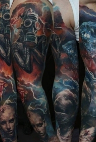 手臂彩色大钻石防毒面具和怪物纹身图案