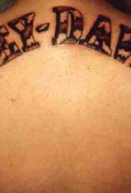 背部哈雷戴维森字母纹身图案