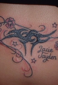 腰部黑色字符与鲜花和星星纹身图案