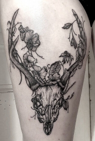 大腿花卉鹿头骨雕刻风格黑色纹身图案
