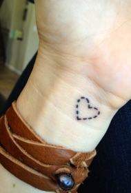 手腕上简单的虚线纹身图片