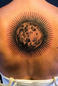 点刺风格黑色的大月亮背部纹身图案