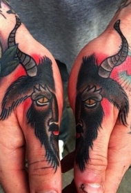 手部彩色分开山羊头部纹身图案